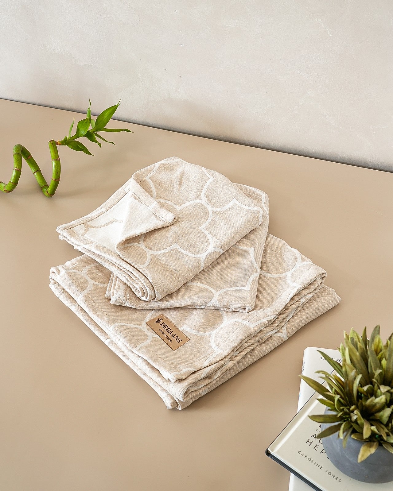 Set of 2 Hand Towels + 1 Bath Towel | Quatrefoil Jacquard | Sand